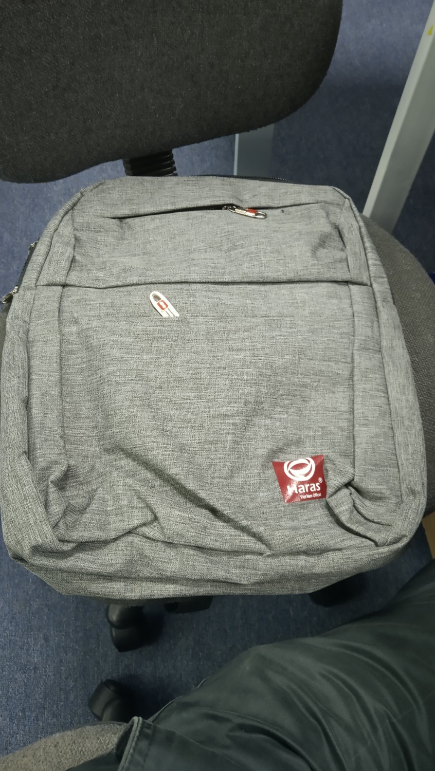 Mình hài lòng về sản phẩm này, mẫu mã bắt mắt, để được laptop 15 inch, có hai ngăn, nhưng không có túi nhỏ ở hai bên để đựng bình nước.
Còn chất lượng thì phải dùng  một thời gian mới rõ.