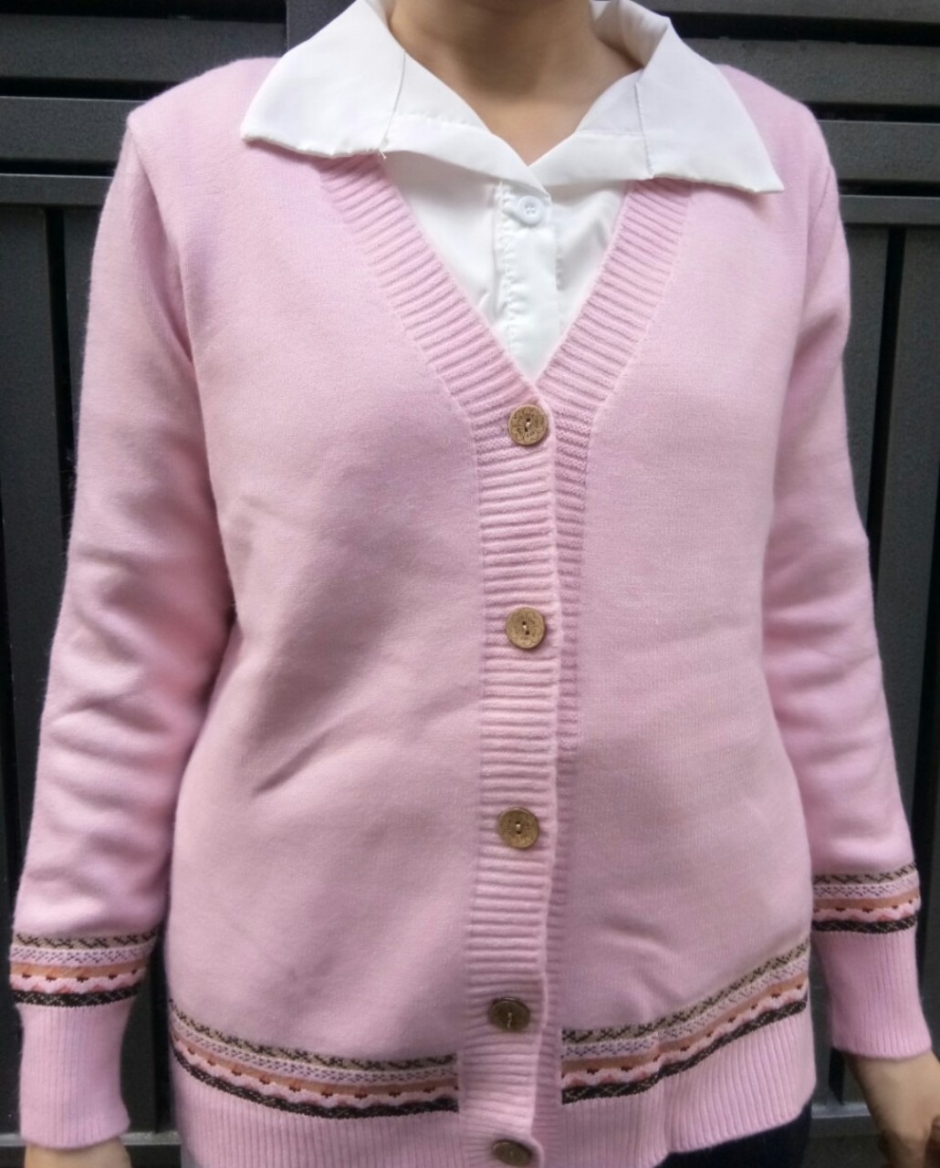 kiểu dáng dễ thương, chất liệu tốt, tiki giao hàng nhanh lắm. Tôi mặc vừa theo cân nặng miêu tả của áo này, rất hài lòng. Cám ơn .