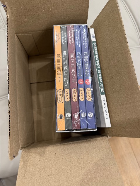 Tôi đặt mua 2 bộ mà shop mới giao có 1 bộ. Shop giao trong hộp có một bộ, shop kiểm tra, gửi lại cho Tôi cho đủ nhé!