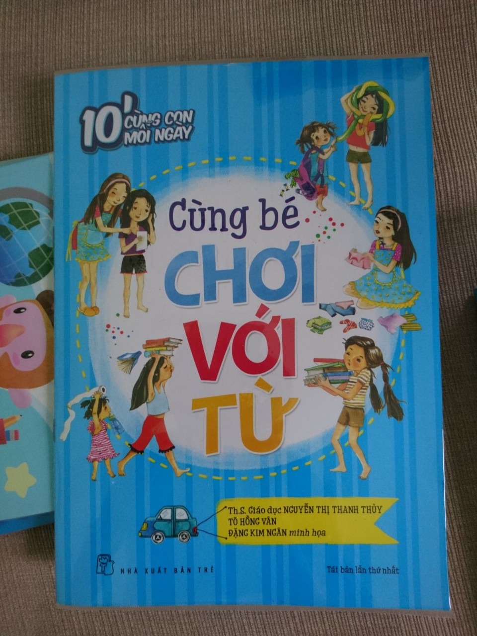 Phù hợp trẻ vào lớp 1 hoặc sớm hơn nếu đã biết chữ cái và ghép chữ đơn giản. Các yêu cầu đơn giản. Các câu chuyện dẫn dắt cần có người lớn đọc cho nghe.