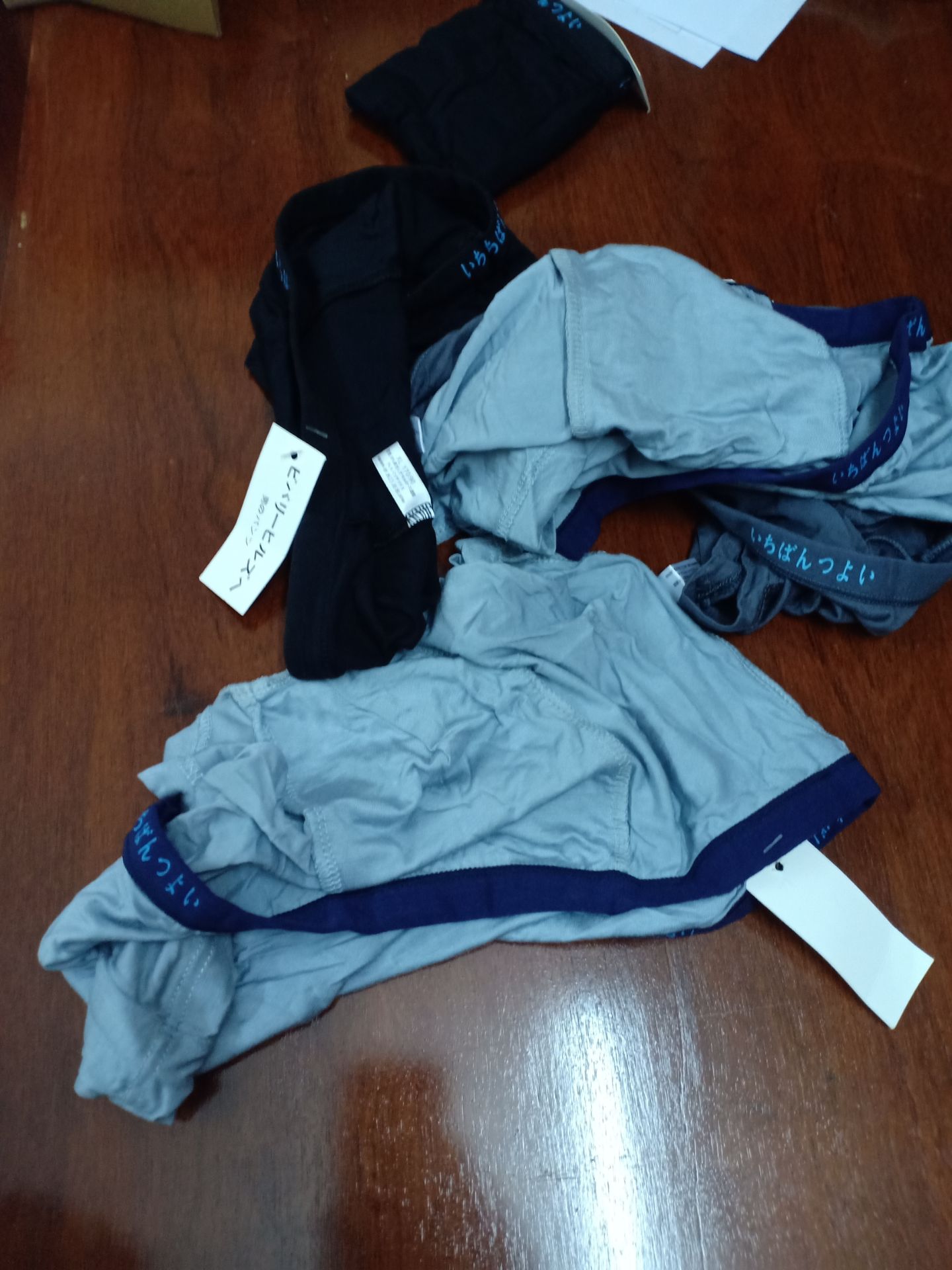 Làm như thế này thì sau này ai còn lòng tin nữa. Đặt quần sịp thông hơi, size xxl. giao quần ko theo đơn, size xl. Giao như này thì ai mặc được. Làm ăn có tâm một chút