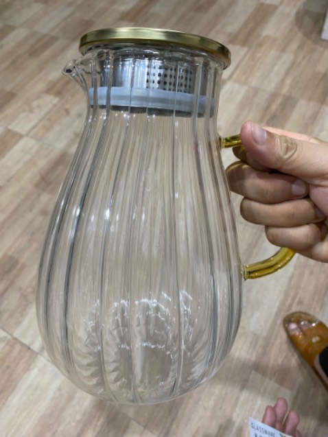 Sản phẩm ở mức trung bình, may mà được cái mẫu mã bắt mắt bù lại chất lượng thuỷ tinh. Mình băn khoăn ko biết có phải thuỷ tinh thật ko, vì thấy bình 1.8 lít mà nhẹ lắm, gõ vào thấy tiếng rất thanh. Đồ gi dụng tốt bằng thuỷ tinh tốt thường dày dặn vừa phải, gõ vào tiếng hơi đục nặng. Sản phẩm này thì ko thế. So với giá 200k thì chất lượng này ko xứng đáng.