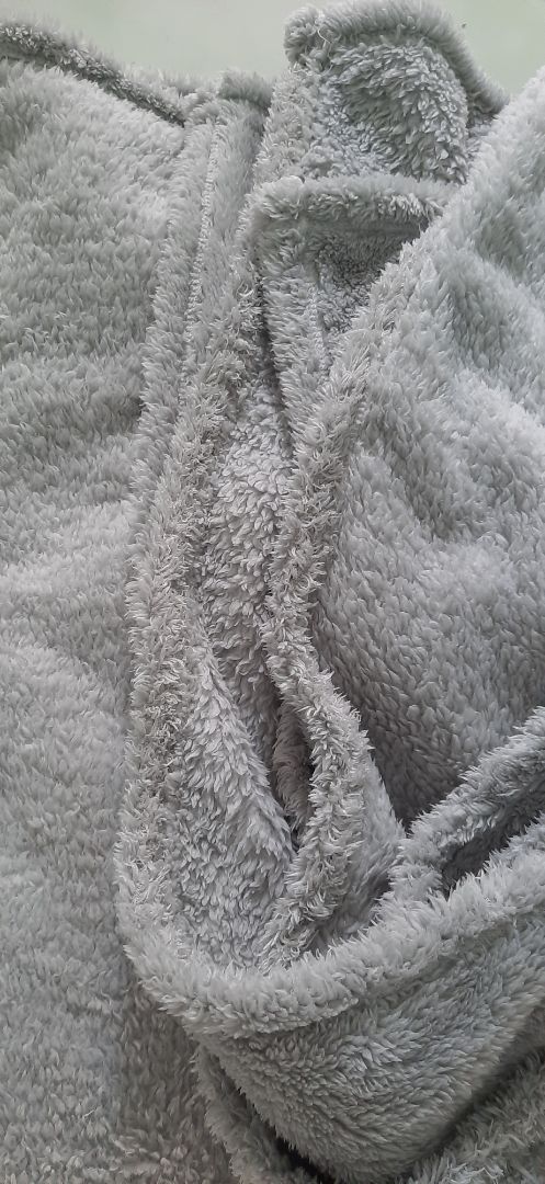 Giao lần 1 sai kích thước, chất liệu ổn. Giao lần 2 vẫn sai kích thước, chất liệu k ổn tý nào. chất mền cứ như được sử dụng qua rồi. lông rụng rất nhiều. sợi lông bết dính vào nhau. Đã mua rất nhìu lần trên tiki nhưng lần này cảm thấy thất vọng.