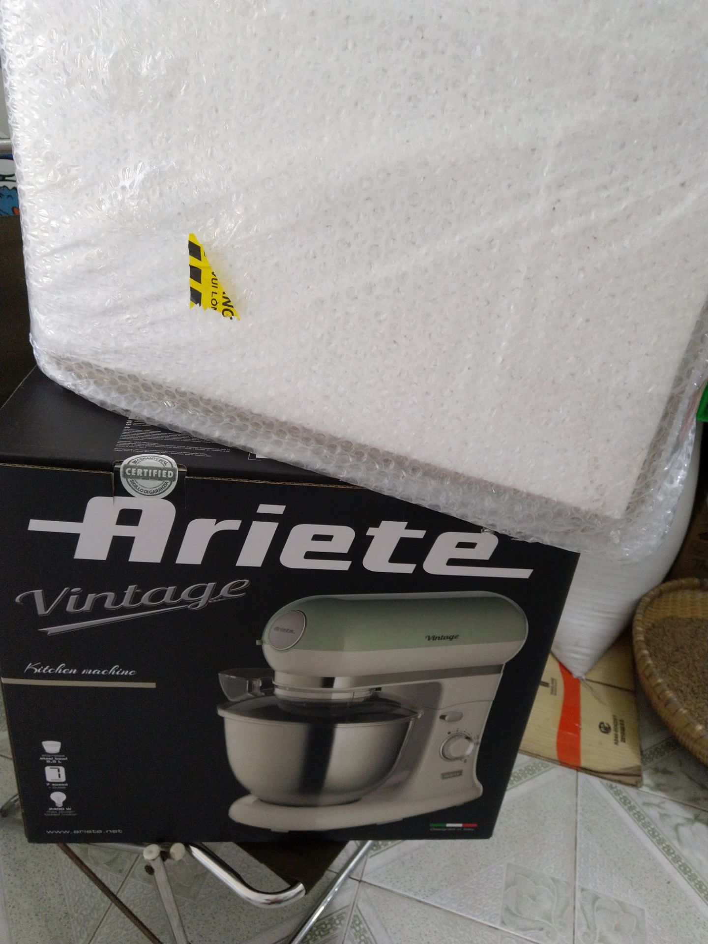 mẫu mã RẤT đẹp, chạy êm, mới lấy về nên cắm điện chạy thử thì sơ bộ thấy RẤT TUYỆT, còn độ bền thì để xài tgian mới biết, đặc biệt đóng gói RẤT CẨN THẬN.