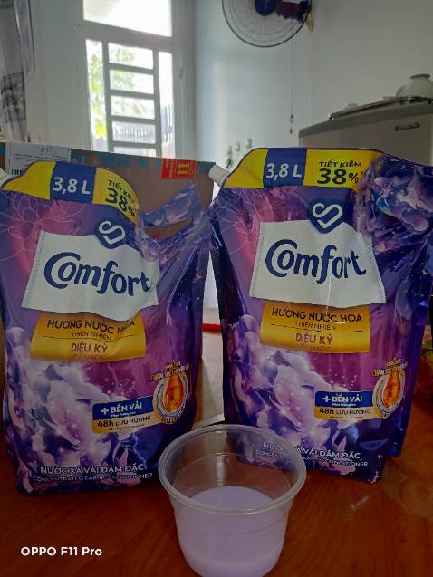 Tôi nghi ngờ sản phẩm bị giả, yêu cầu shop xử lý giúp. Sản phẩm nhận được bao bì màu nhạt, ko có chữ Bella, mùi hương ko thơm, loãng. Tôi có chụp hình sản phẩm tôi đang dùng và sản phẩm mua của tiki