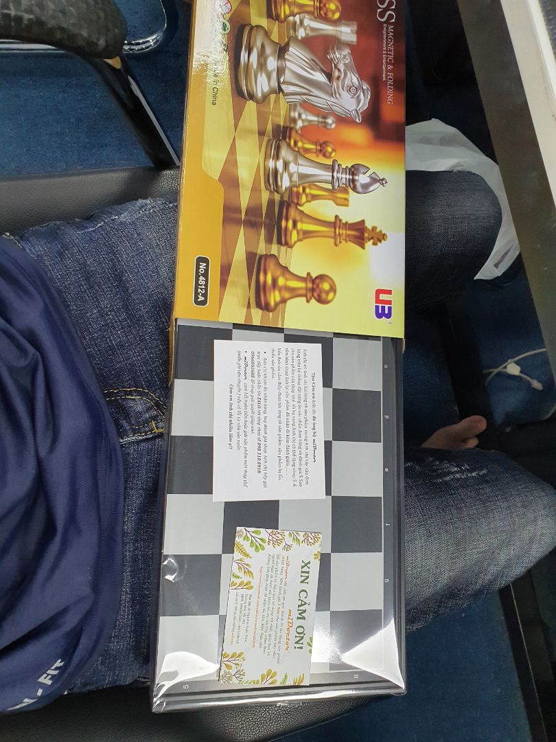 Bao gói chỉ quấn 1 lớp ni lông hơi sơ xài. Còn bộ bàn cờ khá là chất. Quân cờ bằng nhựa mạ màu vàng và bạc. Thử sắp lại rồi dựng đứng lên thì đa số không bị rớt quân nào.