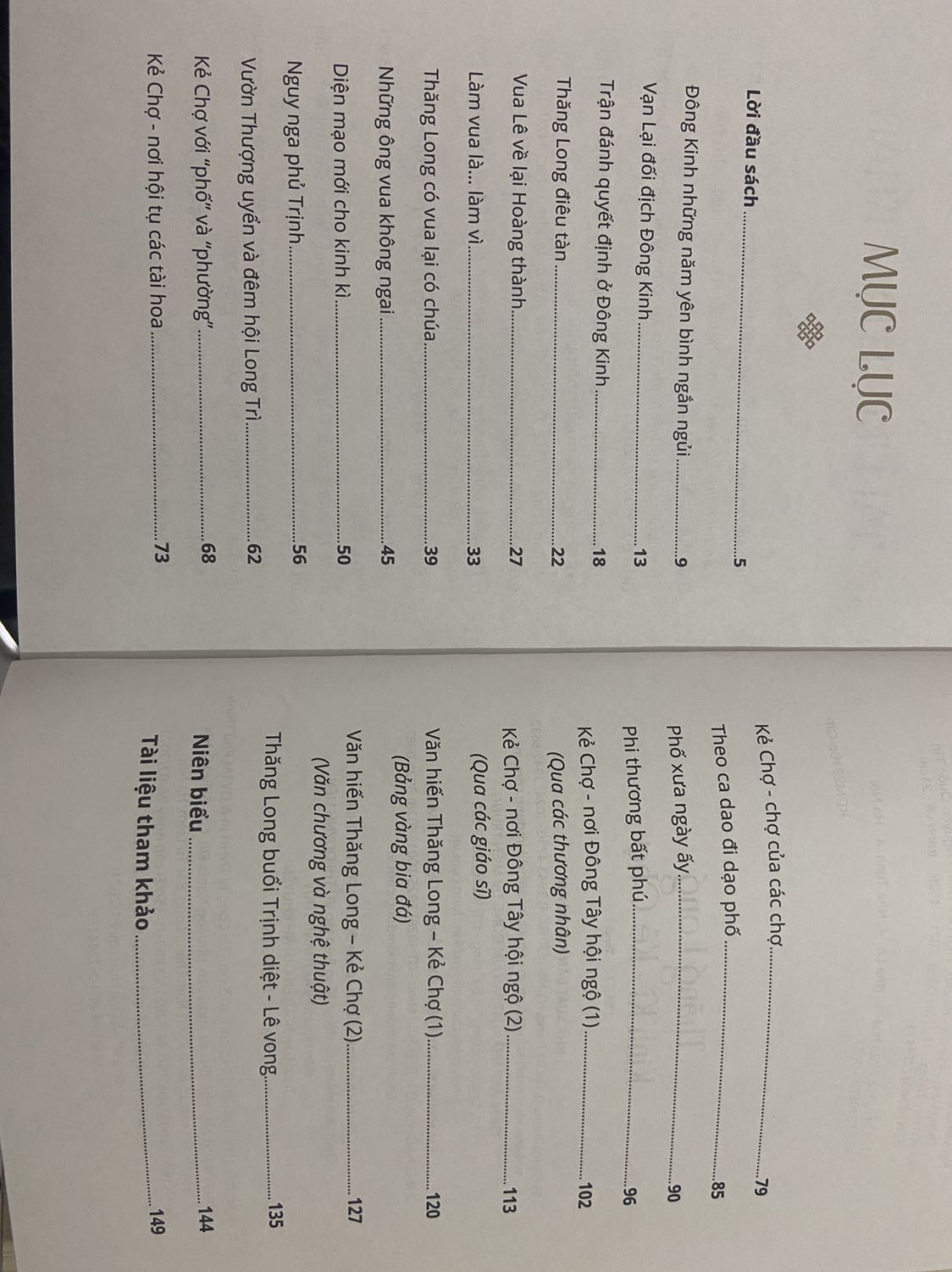 Sách dành cho những bạn thích tìm hiểu về lịch sử. Khi dấu tích về cố đô Thăng Long không còn thì những sách bày sẽ giúp chúng ta biết thêm và mường tượng và kinh thành cũ. Sách tập trung nói về đời sống, kiến trúc, văn hoá kinh thành từ lúc bắt đầu đến khi kết thúc của thời Lê Trịnh. 1 lát cắt mỏng của lịch sử mà không còn nhiều di tích ở thời nay. Ai yêu thích lịch sử có thể tham khảo