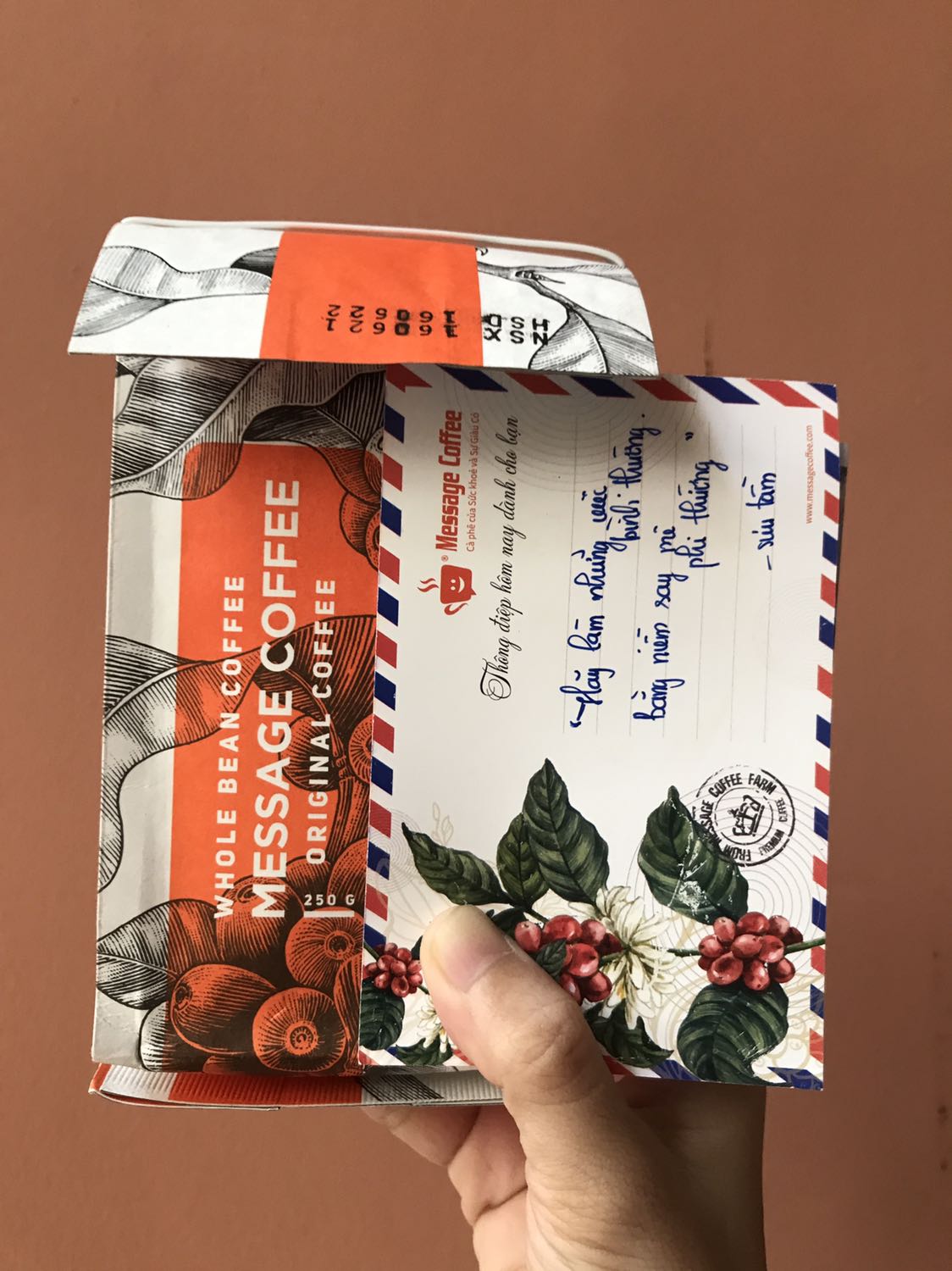 Bán hàng gì dễ cưng quá trời viết thiệp tay cám ơn nữa! Cà phê ngon, đắng vừa, thanh. Do đó nếu bạn cho sữa đặc thì cứ cho ít trước rồi muốn ngọt hơn thì thêm sau nha. Vì cà phê thật không đắng khét như ở ngoài bán, cho nhiều sữa đặc coi chừng hố kk. Nhưng nếu hố thì đổ sữa tươi không đường vô thành latte bạc xỉu lun nha. ?