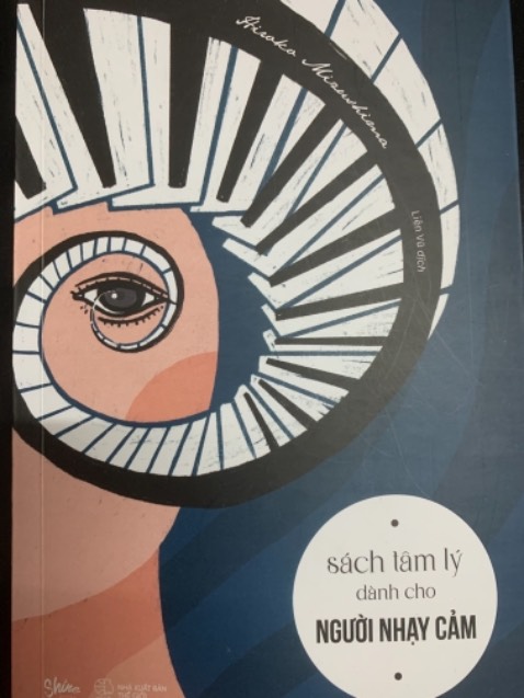 / quyển sách tâm dành cho ng nhạy cảm khá hay, chia thành 6 chương. Khi đọc, mình cảm thấy tác giả như muốn truyền tải 1 thông điệp chuyển đổi suy nghĩ tiêu cực thành suy nghĩ tích cực hơn rất phù hợp cho các bạn nhạy cảm với lối hành văn nhẹ nhàng, từ tốn. Mình mua trong dịp săn sale 7.7 với giá 38k mà sách mới hoàn toàn và tiki giao hàng nhanh