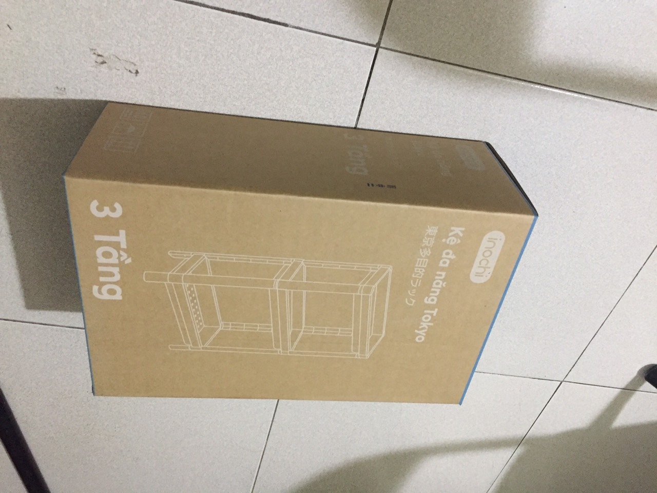 Giao hàng cực nhanh đóng gói rất là cẩn thận với mấy lớp và vỏ hộp vuông vắn. Nhân viên nhiệt tình thân thiện giao đến tận cửa mặc dù ngõ nhà mình hơi sâu bạn ấy bê vào tận cửa nhà.còn về sản phẩm Lúc đầu nhận được thấy hơi khó lắp nhưng thấy tờ hướng dẫn lắp ngon lành luôn. Chất liệu nhựa khỏi bàn luôn đẹp mềm đàn hồi lắp đặt xong rồi kệ chắc chắn khác hẳn với những loại khác. Màu sắc trang nhã đẹp và sang. chân kệ di chuyển rất dễ dàng và nhanh không phải kiểu chân rít như các kệ trước mình đã từng mua. để đồ nặng vẫn rất ok không vấn đề gì. để đồ trong bếp vừa tiện vừa gọn gàng mà lại di chuyển được đỡ được bao nhiêu công sức. giá như biết sớm đã sắm em ấy về luôn rồi. cảm ơn shop nhé