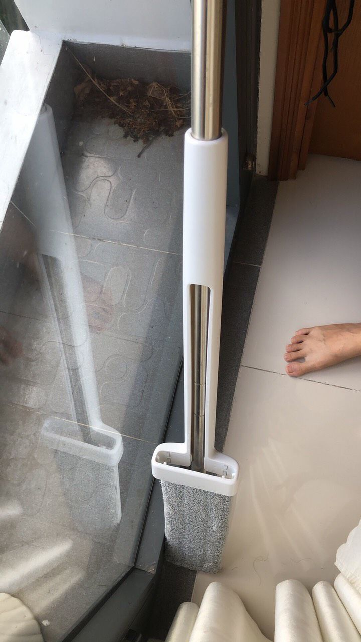 cây lau nhà nhìn xịn xò, chắc chắc, gấp gọn, lau nhà tới đâu sạch tới đó, mua để nhà cửa sạch hơn trong mùa cô vít này. Cảm thấy hài lòng với số tiền bỏ ra, thanks shop.