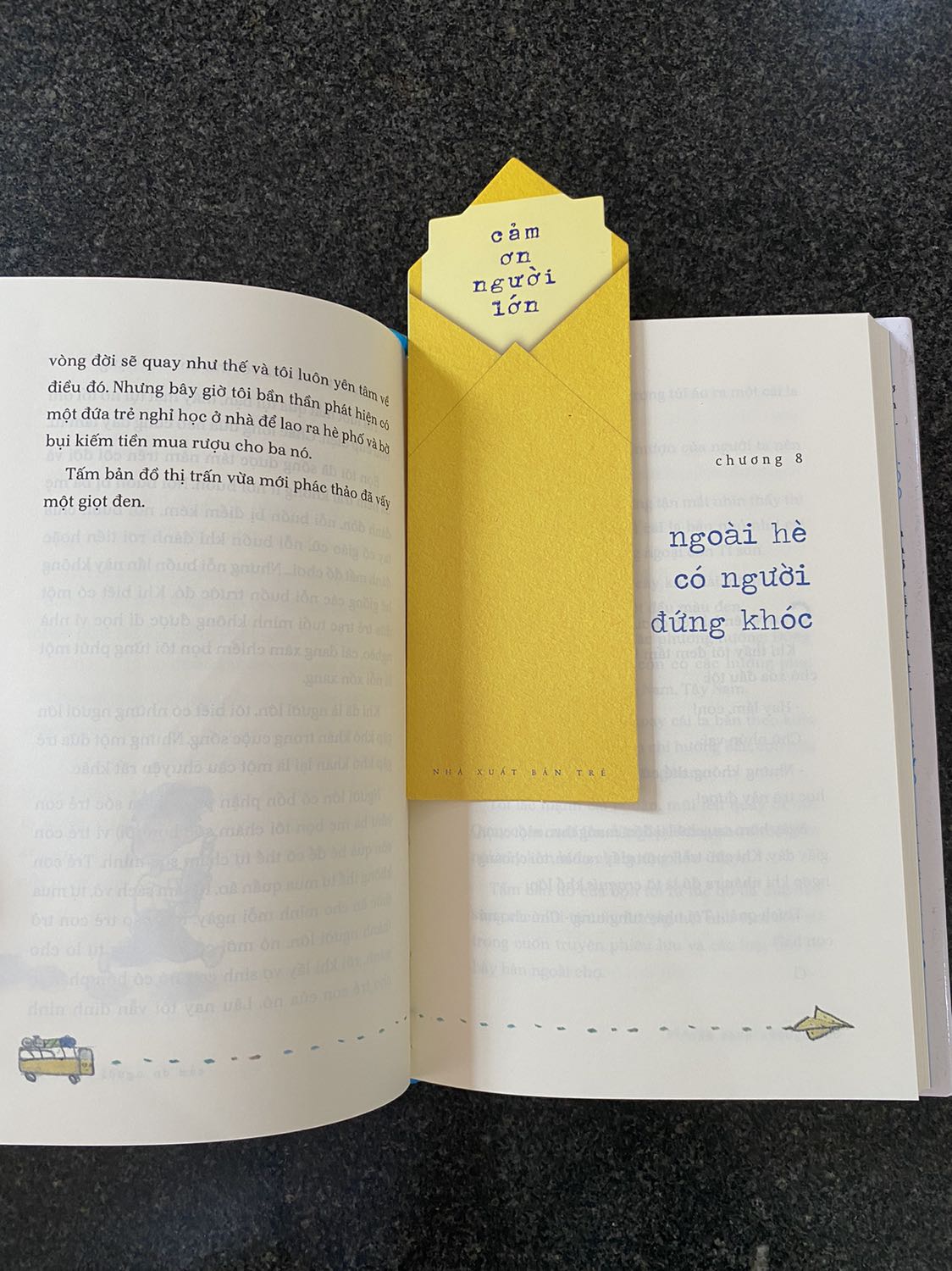 - Tiki giao hàng quá nhanh, đặt sách buổi tối hôm trước mà sáng hôm sau đã thấy giao ??
- Sản phẩm chỉnh chu, sách bìa cứng, có áo, chất lượng giấy tốt, bóng & hơi ngả vàng, chữ in rõ ràng, sắc nét, minh hoạ màu đẹp ????
- Sản phẩm tặng kèm bookmark & postcard, thích hợp làm quà tặng, có thể viết lời nhắn cho người nhận