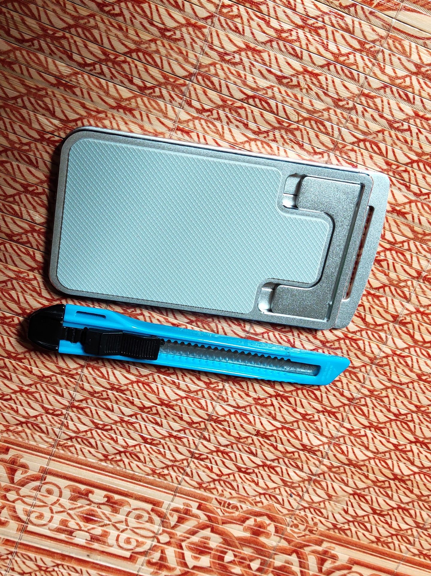 Sản phẩm  thiết kế  tinh tế ,đẹp, nhỏ gọn ,  chi tiết sắc nét, đóng gói cẩn thân. có túi đựng đi kèm.  rất hài lòng sản phẩm của shop.