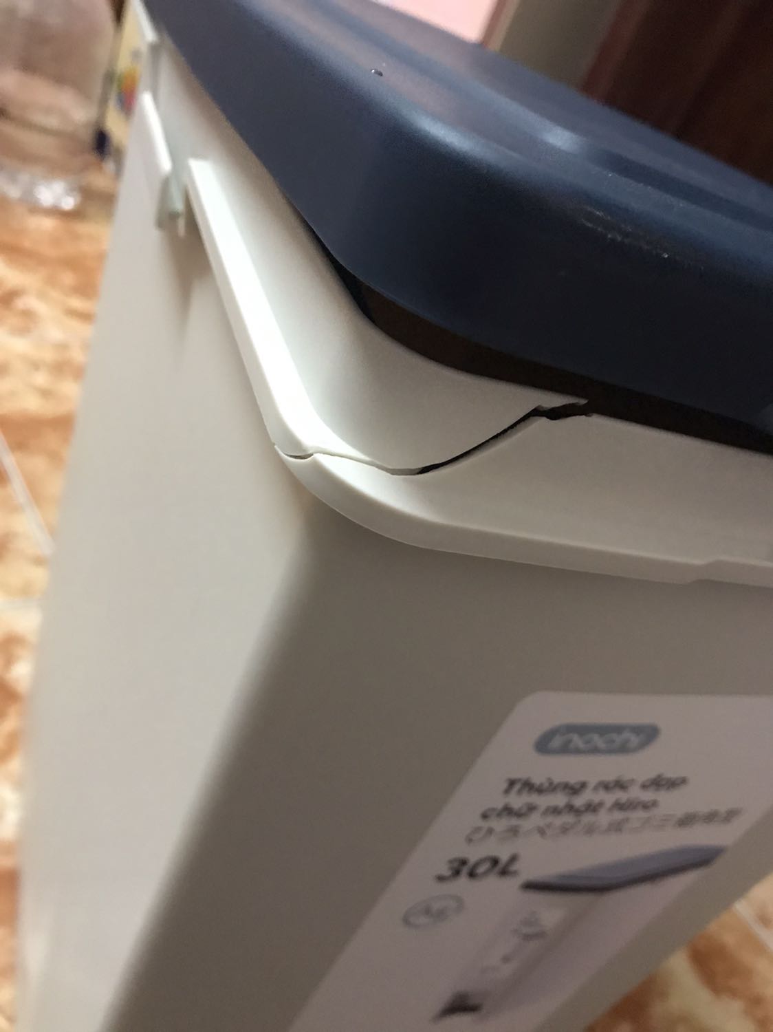 Thùng có chỗ nứt vỡ và ko có thùng đựng bên trong. Hàng rất kém ! Kbiet tiki giải quyết tnao