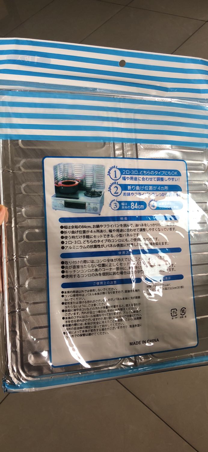 Sản phẩm ok như hình ảnh, mà “mong manh dễ vỡ” quá. Y như miếng giấy bạc cuốn nướng cá ở nhà được gấp thành khung.