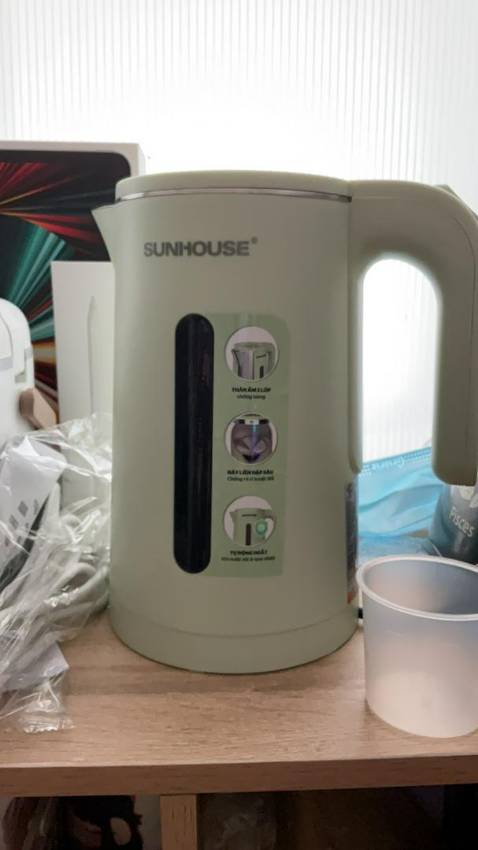 Màu xanh lá rất đẹp mn nên mua nhé. Mình đánh giá cao độ cách nhiệt của thân vỏ, chạm tay vào mặt vỏ ngoài khi nước sôi nhưng không cảm thấy nóng, có đèn báo tiện lợi