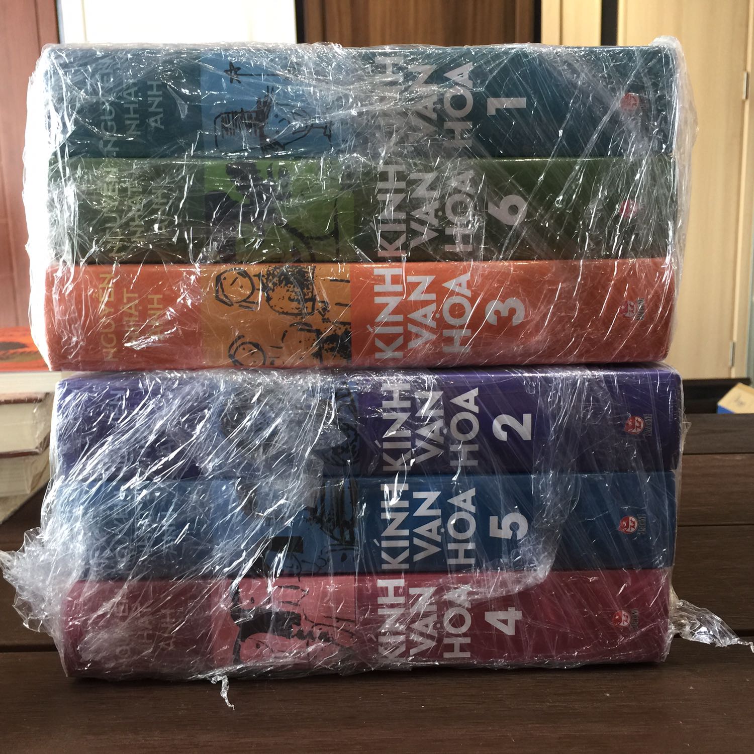 Sách bìa cứng khổ to in rất đẹp.
Bọc gói tốt, giao hàng nhanh!