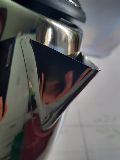 Đây là sản phẩm của TQ nhập về VN, chất lượng trung bình. Nhựa gia công còn nhiều phần thừa. Nắp bình giữ bằng chốt khá lỏng lẻo, nên nhẹ nhàng khi sử dụng để tránh gãy chốt. Quai nhựa cũng khá mỏng nên khi nước sôi thì tay cũng hơi nóng. Vạch min, max rất mờ, ko phù hợp người lớn tuổi dùng. Nấu 2/3 bình sôi trong 3 phút.