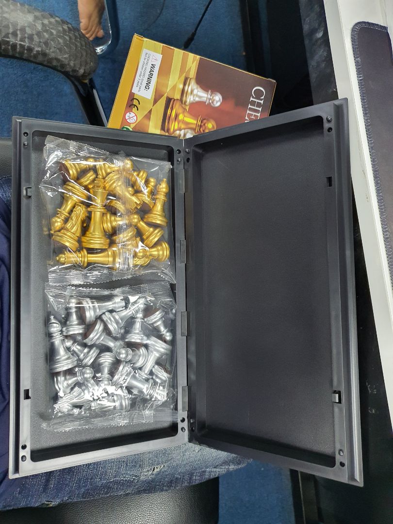 Bao gói chỉ quấn 1 lớp ni lông hơi sơ xài. Còn bộ bàn cờ khá là chất. Quân cờ bằng nhựa mạ màu vàng và bạc. Thử sắp lại rồi dựng đứng lên thì đa số không bị rớt quân nào.