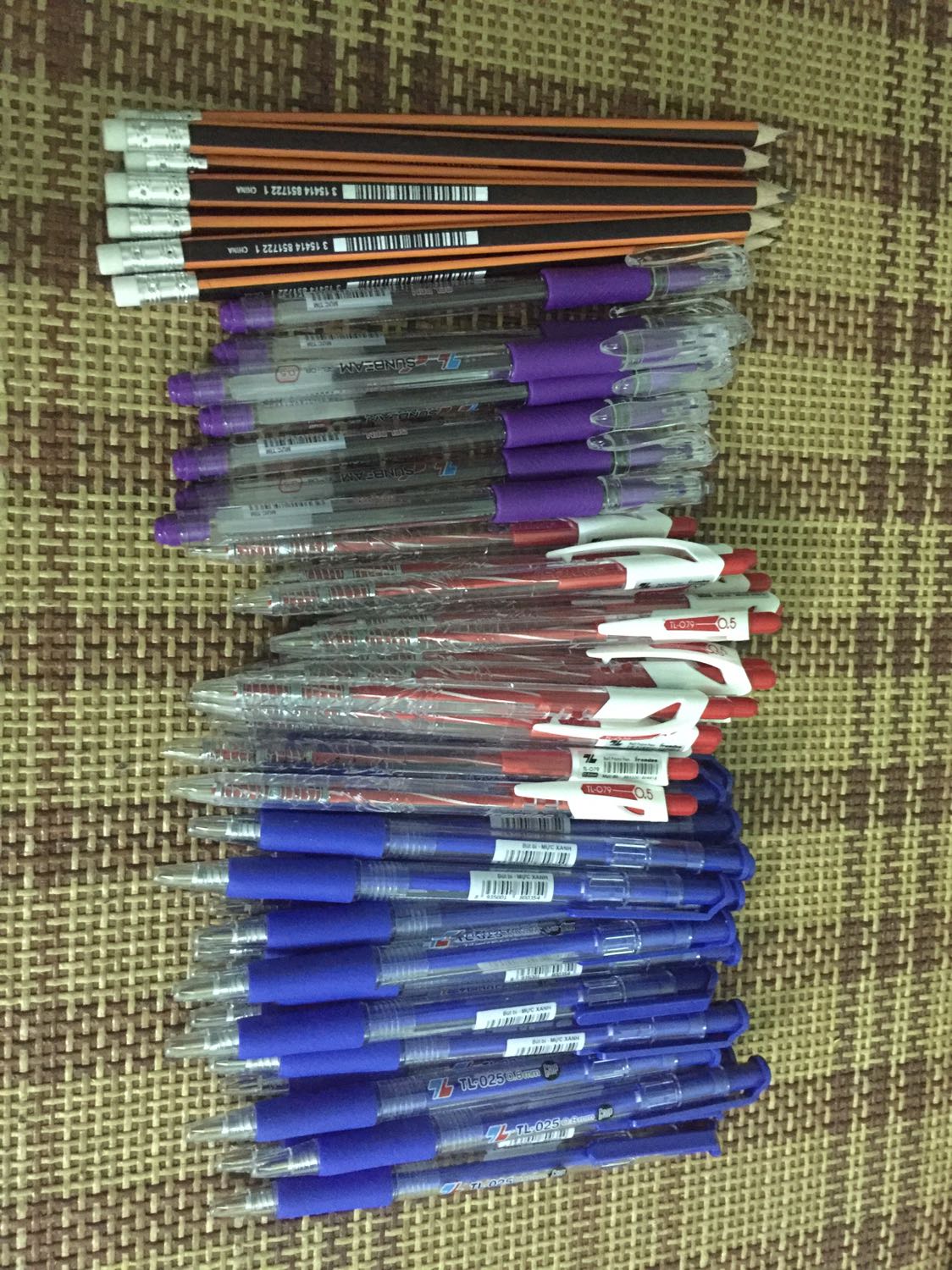 Mặc dù có lỗi hệ thống nên giá sản phẩm bị sai lệch nhưng shop vẫn gọi điện thông báo và vẫn giao đơn hàng đầy đủ. Bút viết rất thích. Sẽ ủng hộ shop lâu dài ???