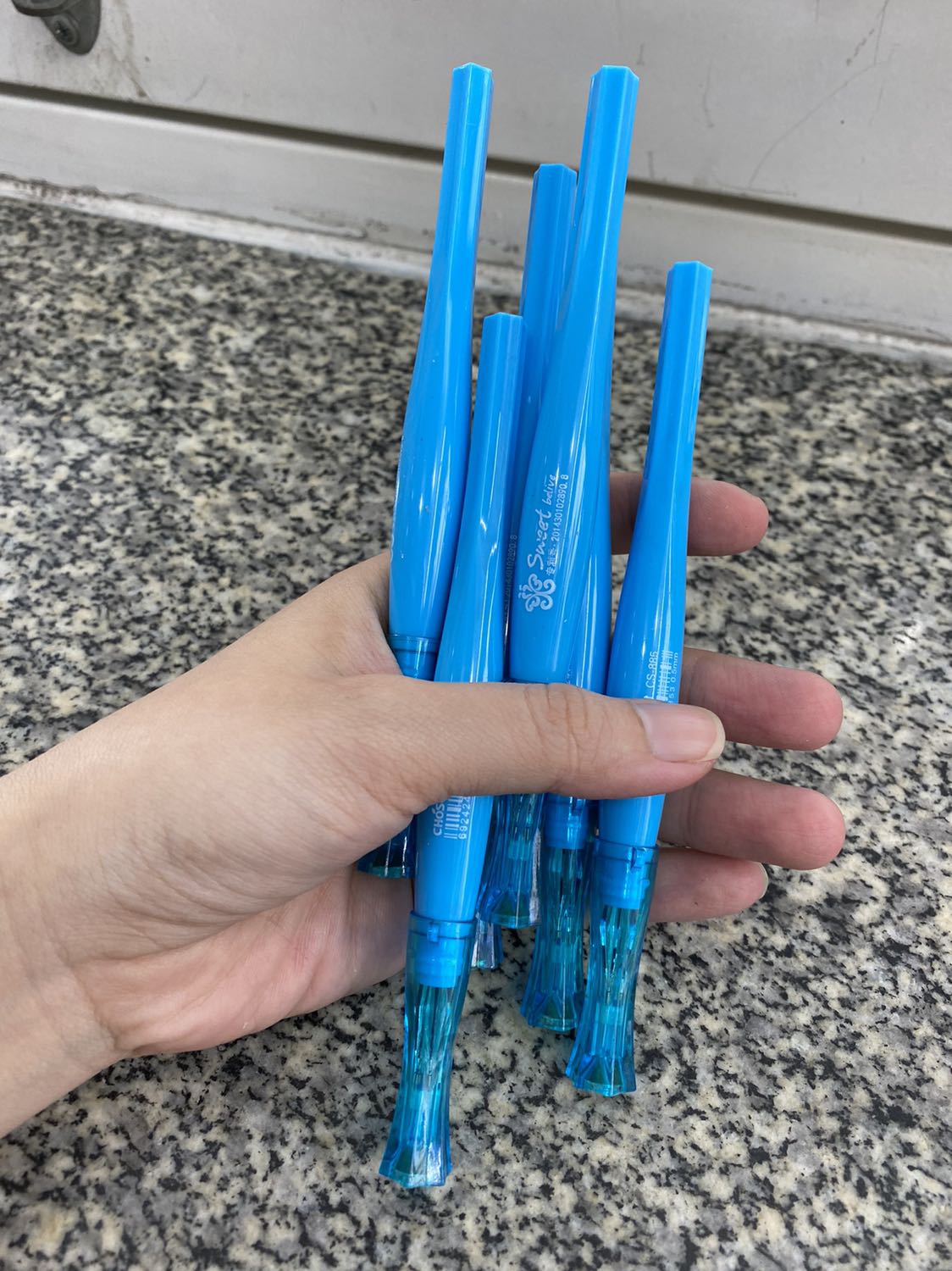 Mình đặt màu xanh dương, shop cũng để hình màu xanh dương mà k hiểu sao giao cho mình màu xanh này, giao nhầm màu