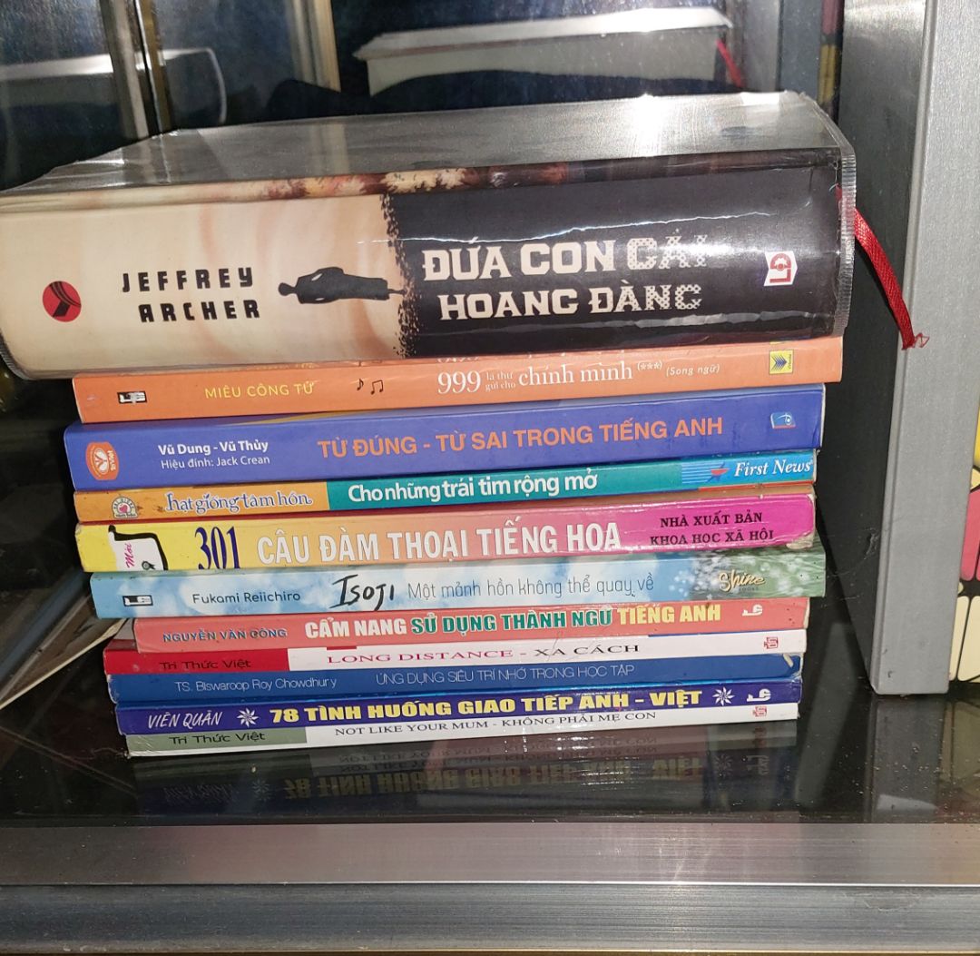 Sách giúp mình học được nhiều điều bổ ích cho cuộc sống. Triết lý từ sách giúo mình bình tĩnh suy nghĩ hơn, không nóng vội, không tức giận thái quá. Góp phần bảo vệ sức khỏe tốt hơn :)) Hình ảnh mang tính chất minh họa. à sách nhỏ hơn mình tưởng nha :))