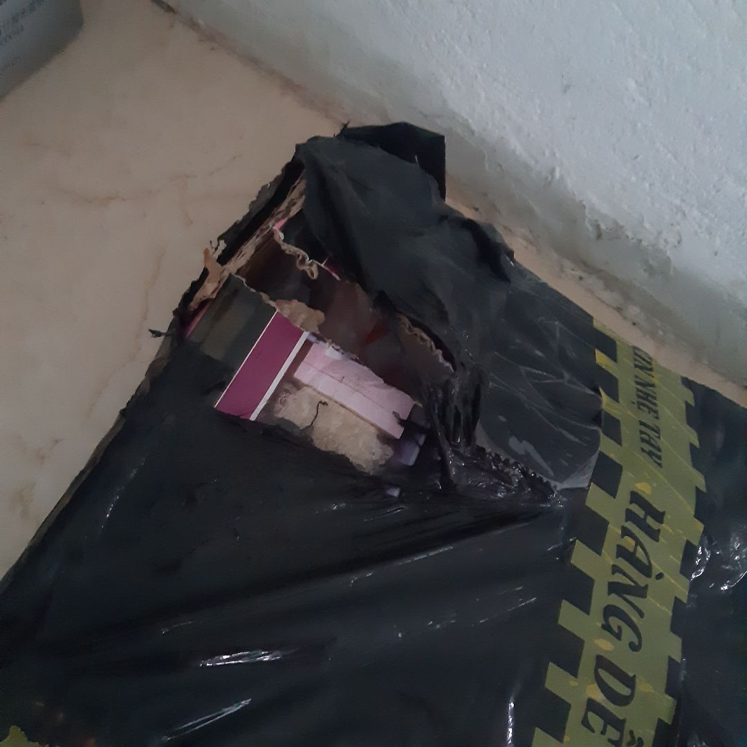 gói hàng vô cùng ẩu, giao hàng cũng ẩu, hộp bị thủng, mấy cái khớp nối thì không để trong túi, rơi mất vài cái rồi, giờ không thể lắp tủ được.