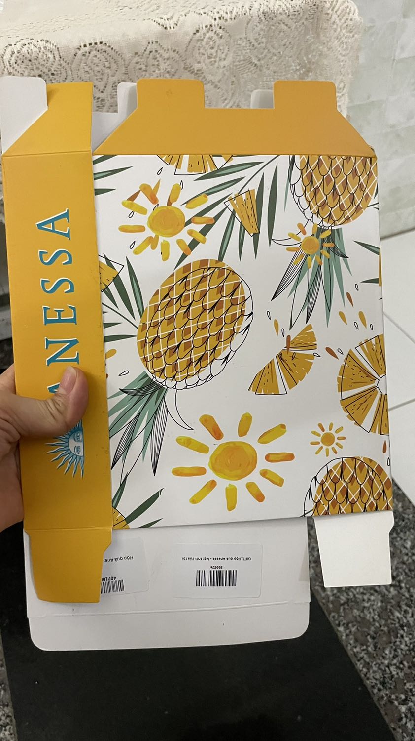 Lần đầu tiên mua hàng trên tiki (nào giờ mình quen mua ***) mà bị ***. Mua bộ chống nắng có giá sale tốt kèm quà tặng như hình. Nhưng khi mua shop tách ra giao 2 lần, phí ship mỗi lần là 22k. Tổng cộng tiền ship cho 1 sp là 44k. OK mình chấp nhận. Nhưng khi nhận quà tặng là một tấm bìa cách tông giá 22k. Đúng là *** đảo có tổ chức mà. Mn đừng để bị *** như mình nhé!