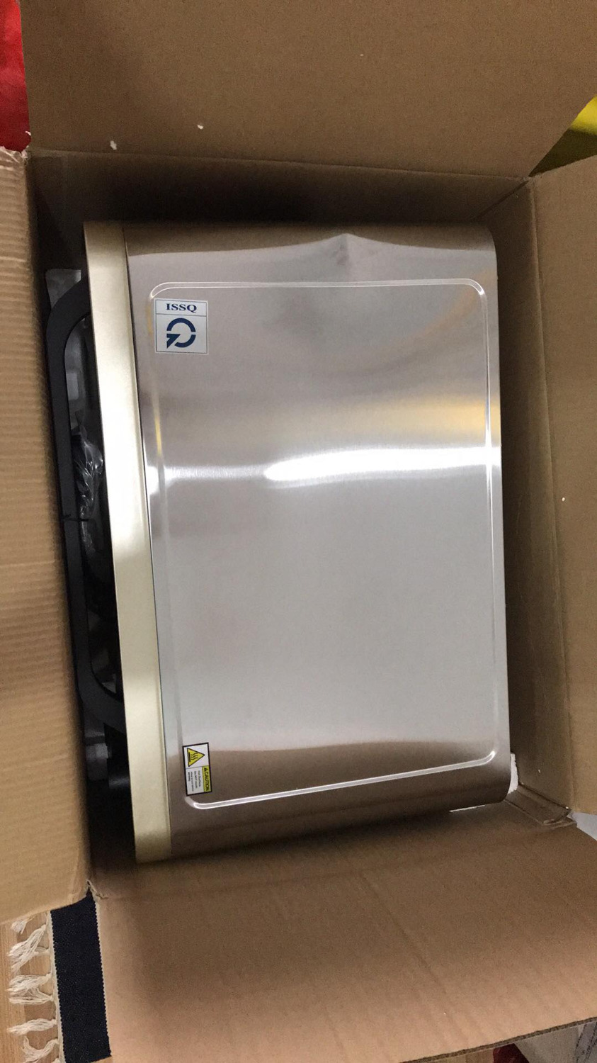 Tôi nhận được hàng nhưng bị móp méo vỏ tole của lò. Tiki xác nhận sẽ nhận lại hoàn & hoàn lại tiền, nhưng chỉ hoàn lại tiền hàng thôi, còn phụ phí hàng cồng kềnh (42K) thì không trả lại. Thiết nghĩ số tiền phụ phí không lớn nhưng giao dịch không thành công, gây phiền hà ít nhiều cho khách hàng nhưng Tiki vẫn thu phí này (phí này chả khác nào phí ship) đã làm cho tôi cảm thấy chưa thật sự hài lòng với Tiki.