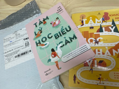 Lâu rồi mình không mua sách ở Tiki, lần này hơi thất vọng vì bình thường dù ít hay nhiều sách thì vẫn đc đặt trong hộp sách của Tiki, cảm giác rất chắc chắn. Nhưng giờ chỉ là bỏ trong bao chống sốc, mà mới qua 1 ngày nhưng cảm giác nó bị quăng quật nên bụi bẩn lắm. Sách thì ok ạ, nguyên seal và xinh.