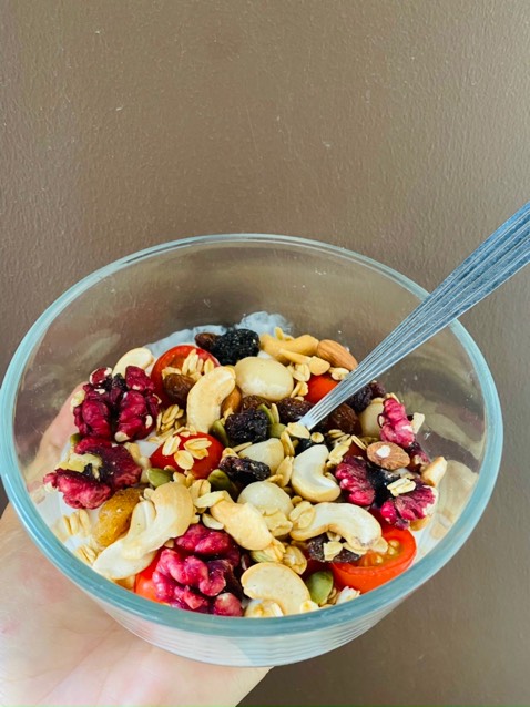 Granola siêu hạt luôn Á chời😍 nướng bị mật ong rất thơm, hạt nguyên vị béo, giòn. 10 điểm