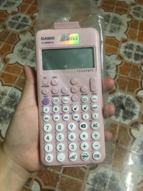 Hàng y hình. Nhưng bọc lần này hơi chán, ko có chống sốc gì hết á. Gọn lỏn mỗi cái máy tính trong hộp dẹt chữ nhật, khéo bị quăng quật va đập tùm lum í chứ. Hướng dẫn sử dụng cũng hơi sơ sài, mà máy thì nhiều tính năng nên lại phải mày mò trên web tìm hdsd chi tiết hơn ấy.