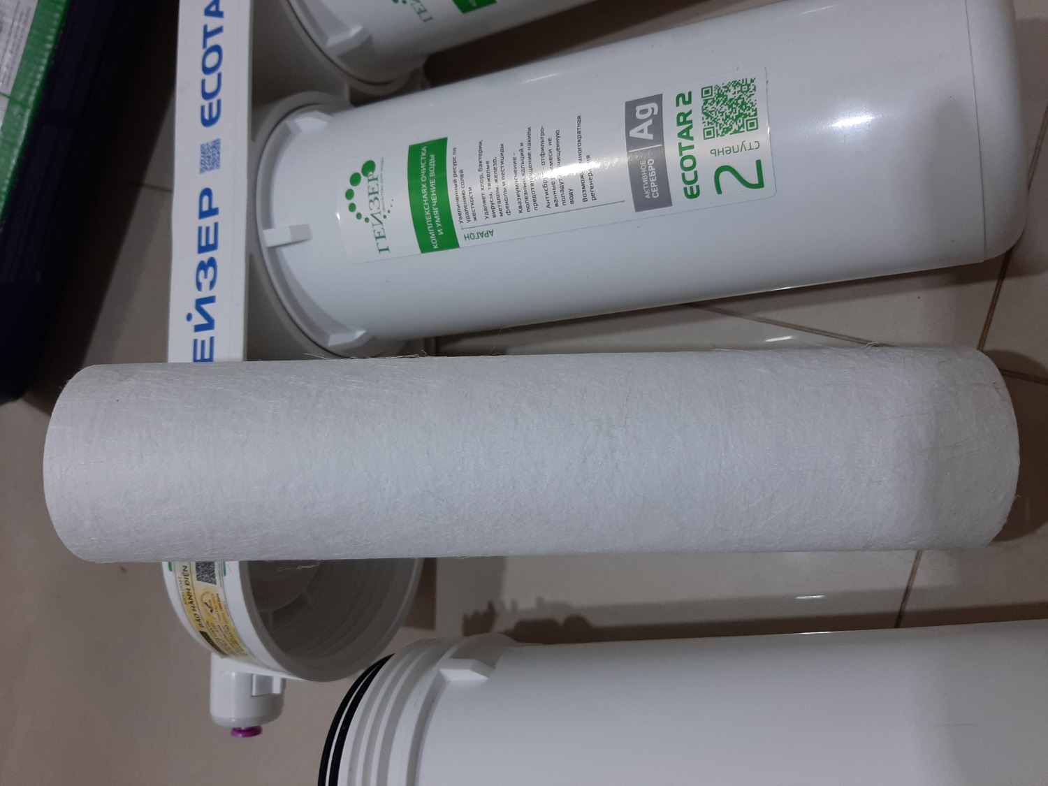 Đặt hàng ngày 21/11 Minh Lam Shop, nhận hàng ngày 26/11 nhưng hôm nay mới có thời gian mở ra kiểm tra để lắp đặt sử dụng.
Kiểm tra bên ngoài và nhắn tin thì đúng là hàng chính hãng và đầy đủ phụ kiện.
Tuy nhiên khi kiểm tra lõi lọc thì phát hiện như sau:
1. Lõi số 1: không có nhãn hiệu.
2. Lõi số 2: bị ướt sũng và nhớt, có vết đen giống bị gỉ sét.
3. Lõi số 3:  Made in Thailand 07/2017.
Hiện tại đang hoang mang và không dám sử dụng.