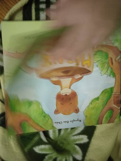 sách ít chữ con dễ hiểu, đầu tiên mình nghĩ sao nó đơn giản quá. nhưng mà như vậy bé lại rất nhớ và chăm chú nghe