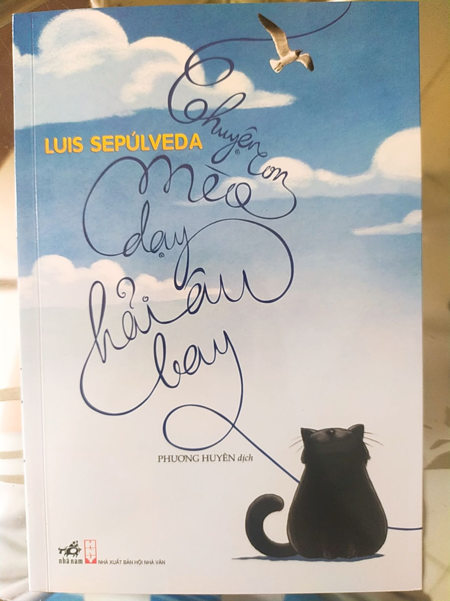 Truyện này thì quá quen thuộc và phổ biến nên ko đánh giá nhiều về nội dung nữa, thông điệp nhẹ nhàng và ý nghĩa ko chỉ cho trẻ em mà còn cho người lớn. Hãy trân quý cả những điều ko giống hay quen thuộc với mình. Và hãy có can đảm để sống cuộc đời đúng với tâm nguyện mình mong muốn, vì sau mưa sẽ có cầu vồng :) Mình mua cuốn này ngay đợt dịch nên giao hàng khá lâu, việc này thì ko sao nhưng mong Tiki nên cập nhật tình trạng đơn hàng thực tế để ng dùng biết hàng đã đến đâu rồi, đỡ nôn nóng hơn nhe.