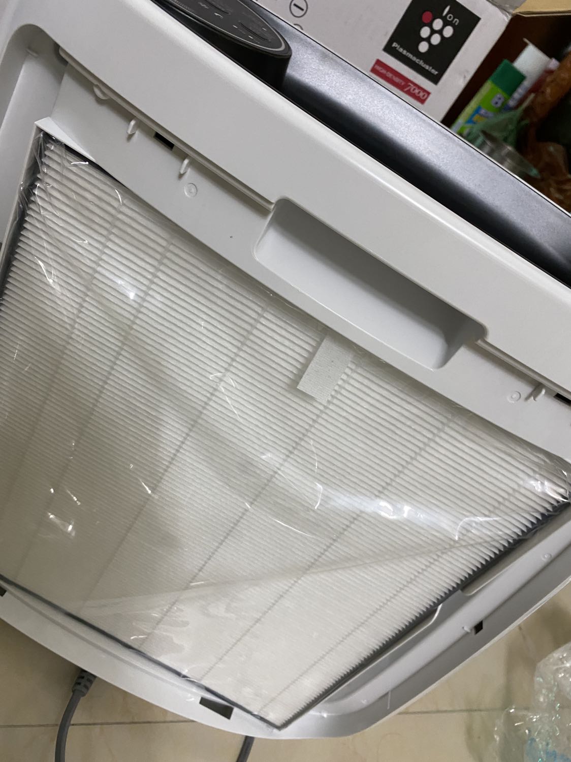 Gần Tết không khí ô nhiễm nên tranh thủ mua một em về lọc không khí trong phòng.
Cảm nhận ban đầu máy bể ngoài tuy to nhưng khá nhẹ khi cầm di chuyển đến các vị trí.
Máy hoạt động êm ả chỉ có khi để tốc độ lọc tối đa thì mới nghe tiếng quạt thôi cỏn chế độ ngủ và vừa máy hoạt động êm ru.
* Lưu ý: khi mới mua về trước khi chạy thì mọi người nhớ tháo tấm pano sau ra và bóc miếng bao ni lông từ miếng lọc HEPA ra nhé ! Gần Tết không khí ô nhiễm nên tranh thủ mua một em về lọc không khí trong phòng.
Cảm nhận ban đầu máy bể ngoài tuy to nhưng khá nhẹ khi cầm di chuyển đến các vị trí.
Máy hoạt động êm ả chỉ có khi để tốc độ lọc tối đa thì mới nghe tiếng quạt thôi cỏn chế độ ngủ và vừa máy hoạt động êm ru.
* Lưu ý: khi mới mua về trước khi chạy thì mọi người nhớ tháo tấm pano sau ra và bóc miếng bao ni lông từ miếng lọc HEPA ra nhé !