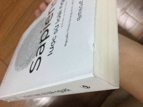 Bản tái bản này có sự hiệu chỉnh với sự tham gia, đóng góp của các thành viên Cộng đồng đọc sách Tinh hoa. Ngoài ra thì có thêm khoảng 10 trang phụ cho bài "Thế giới hậu đại dịch Covid-19", bản tiếng Anh có thể tìm trên mạng với tiêu đề "Yuval Noah Harari: the world after coronavirus ".
Sách rất tốt, in đẹp, giấy hơi mỏng.  Lần này Tiki đóng gói trong hộp mà không hiểu sao vẫn có vết trầy, có lẽ do trầy từ trước.