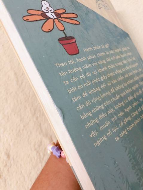 Sách siêu xinh, nội dung cũng khiến mình ấm áp thêm và biết trân trọng bản thân mình hơn. Sách có tặng thêm 4 bookmark ko ấn tượng lắm, nhưng cũng ko phải là xấu, mình định cắt mấy tấm hình ra xem chừng làm được nhiều việc hơn:))) Tuy nhiên sách dù được bọc kính nhưng lại bị móp vài chỗ trên cạnh sách, thấy hơi buồn...
