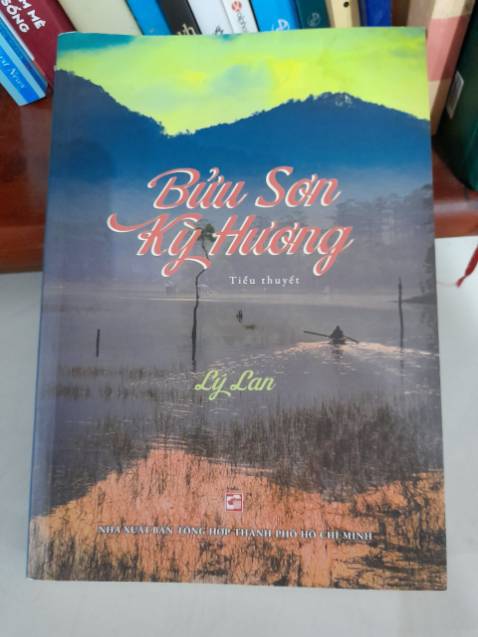 Lâu lắm rồi mới đọc lại tác phẩm của nhà văn Lý Lan. Kiểu viết so với trước đây nhiều "tiết chế", tưởng chừng khô khan mà hàm chứa biết bao tình cảm. Mình như sống lại được một thời "hoang sơ" của tổ tiên trong bối cảnh vùng nam bộ thời thế kỷ 19, đầu 20 - thật hồn nhiên và bi thương. Tuy phật thầy là nhân vật chính nhưng những số phận quanh thầy lại là sinh khí của cuốn truyện này.
