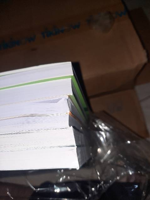 Tiki đợt này giao thùng hàng móp méo quá tr :))) cuốn Hán 3 bị gãy góc như hình. Mặc khác là giao hàng nhanh, đúng hẹn. 5 cuốn đủ bộ, mỗi cuốn còn có mã QR hỗ trợ tự học. Đã học gần hết cuốn 1 qua file pdf, giờ có sách rồi cày thui 😁 chúc các bạn mua sách và cả bản thân mình đạt được thành tích tiếng trung ưng ý nha 😘