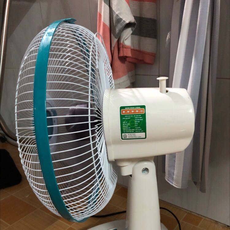 Quạt rất êm, gió vừa phải ko quá gắt. Kich thước cũng vừa phải ko quá to Quạt rất êm, gió vừa phải ko quá gắt. Kich thước cũng vừa phải ko quá to