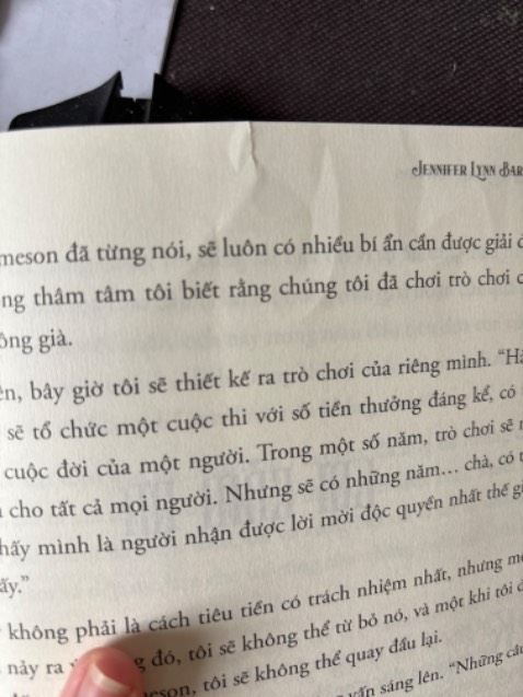 Tổng thể nd ổn, kết hơi hụt so với kì vọng. Còn về phần chất lượng sách được cầm trên tay thì chê nhiều, mực in không đều, hay có hiện tượng mờ chữ, riêng quyển mình nhận được ở khoảng 10 trang cuối ở rìa cuốn bị rách nhẹ, giấy bị nhăn. Mong sẽ không gặp phảo trường hợp này thêm nữa