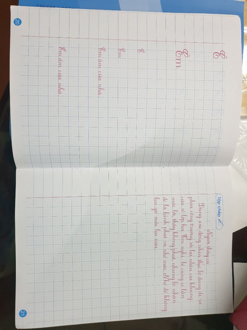 Chất liệu giấy ổn, chữ mẫu in màu đỏ rõ ràng. Lưu ys:  Đây là vở luyện viết chữ cho bé lớp lớn như lớp 3,4,5 vì  4 ô li, ko phải 5 ô li nhé