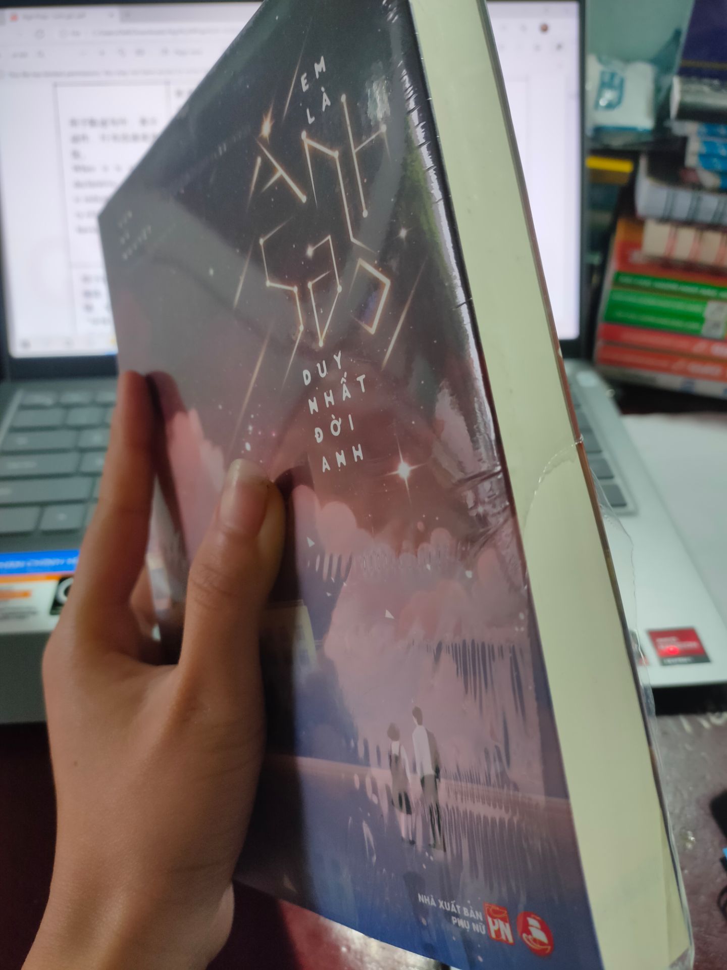 Nội dung hay. Vì mình đọc bản cắt trên mạng của truyện này thấy thích quá nên mới quyết định mua. 
Đóng gói cẩn thận, sách còn mới đẹp, nhưng mà mùi hơi khó chịu một xíu, cảm giác mùi hơi mốc nhưng nhìn chung ổn.