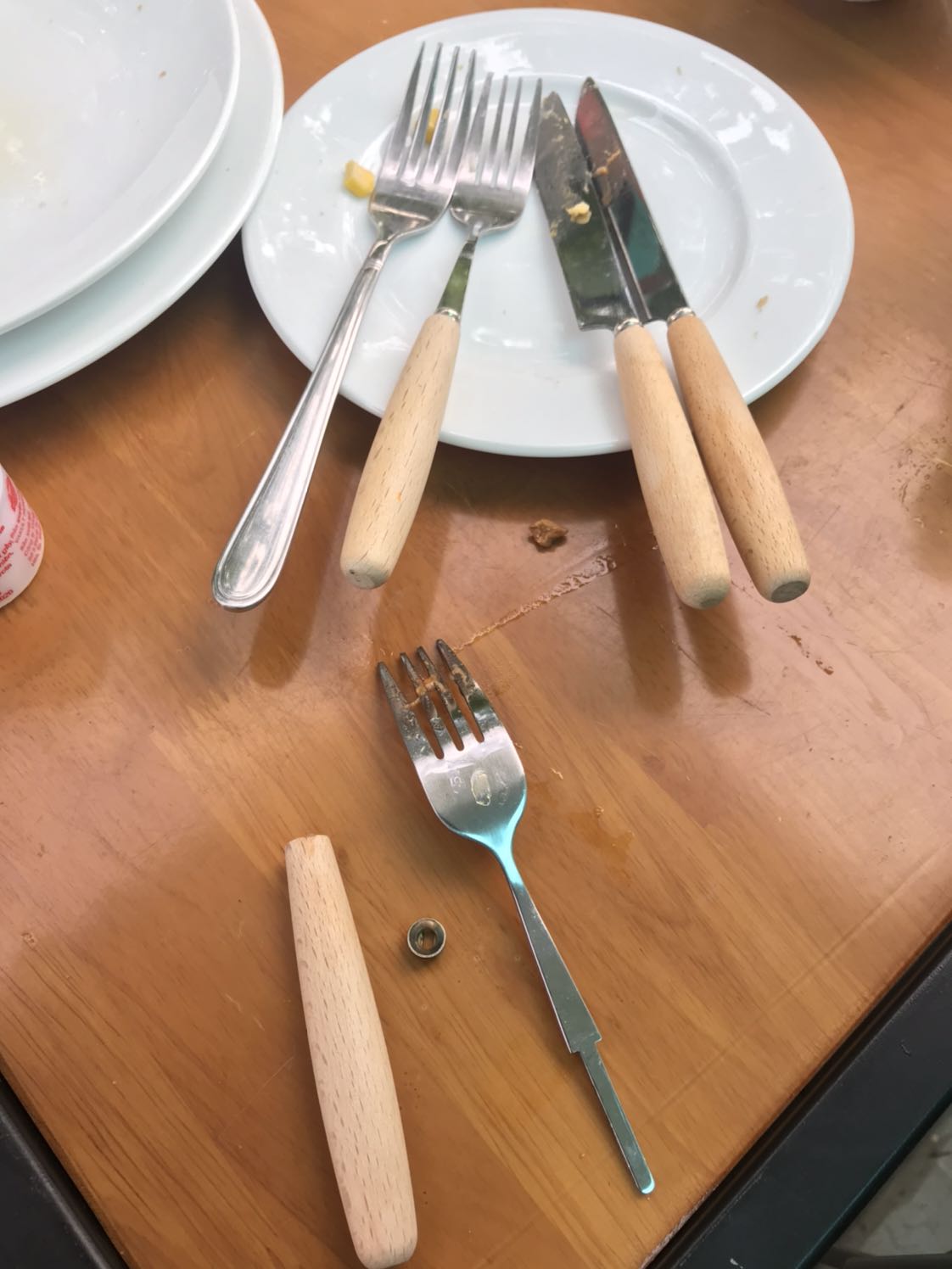 Nhận được hàng khá ưng ý về hộp va sản phẩm. 
Tuy nhiên khi sử dụng lần đầu, dao vẫn bị dơ màu xanh như vụn từ vết cắt ở các khe răng cưa dù đã rửa kỹ trước đó. Sau đó phải ngồi dùng giấy chà từng khe mới sạch. 
Đến hôm nay là sau chưa đến 5 lần sử dụng, cái nĩa đã bụ rụng ra thế này. Thôi lần sau mua inox full cây cho an toàn.