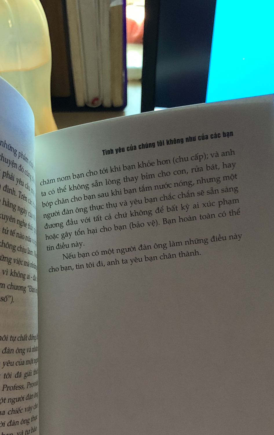 Sách được bọc cẩn thận. Đặc biệt là giao hàng siêu nhanh, mình đặt buổi sáng trưa đã ship đến rồi =))))
Sách có giọng văn rất dí dỏm và đời thường đúng chất Steve Harvey. Mình nghĩ rằng cuốn sách này gỡ rối khá nhiều điều cho các chị em, đáng để đọc trên hành trình tìm kiếm bạn đời đích thực!