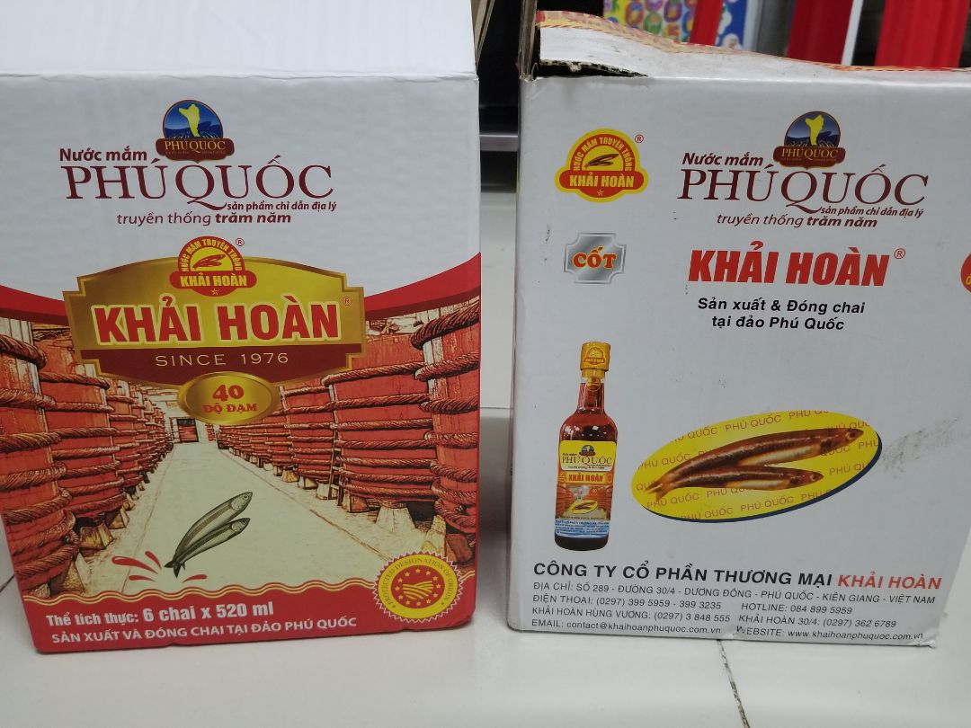 Hàng có bao bì hơi khác so với hình. Các chai bên trong không có màng co. Nút đậy khác  so với trước đây. Mong là sản phẩm vẫn đảm bảo chất lượng đúng với chỉ dẫn địa lý.
Chấm 4* cho tốc độ giao hàng, giảm * do không đúng hình ảnh.