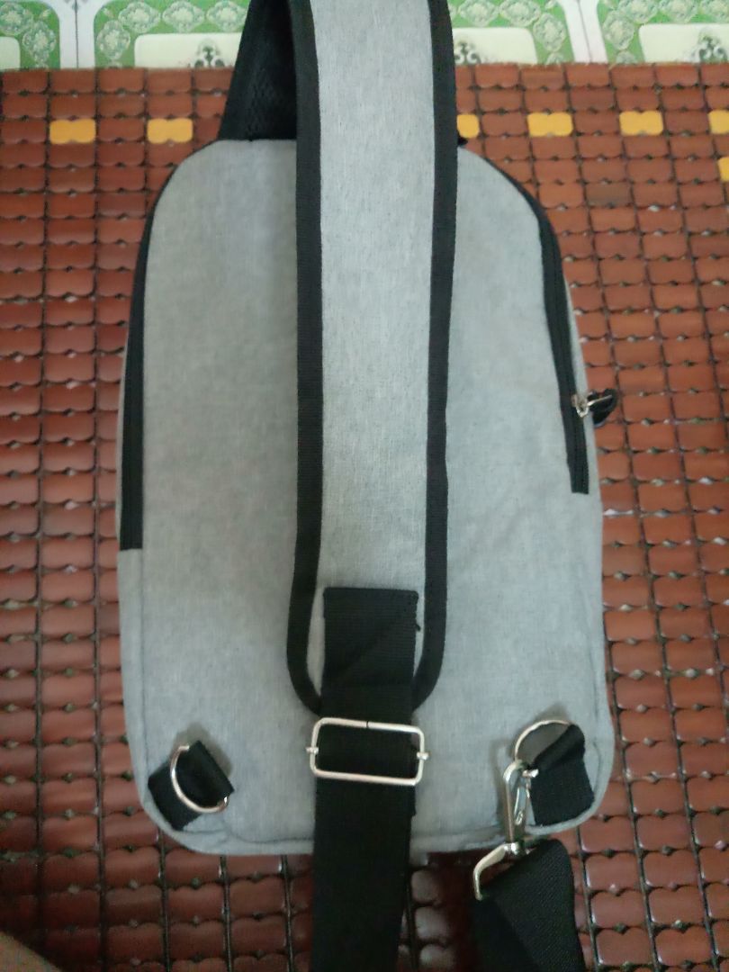 To, hoàn thiện tốt, dây đẹp chắc chắn. Để đc máy tính bảng, bóp switch ..nhưng túi k có đệm để b.vệ nếu va đập. Bề dày cũng k to lắm. Great deal!!! 😋😋😋