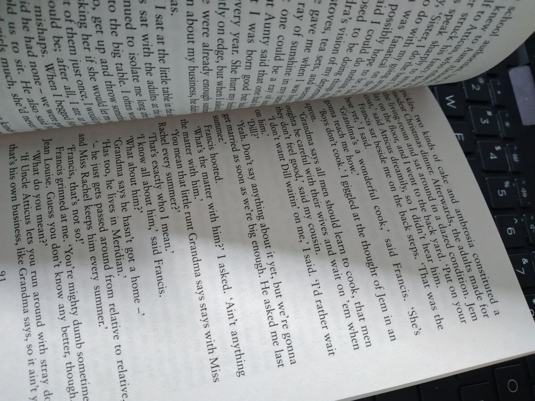 Sách khá nhỏ, chữ viết cũng dày, cảm thấy hơi... Nhưng không sao, cứ đọc thôi 😁