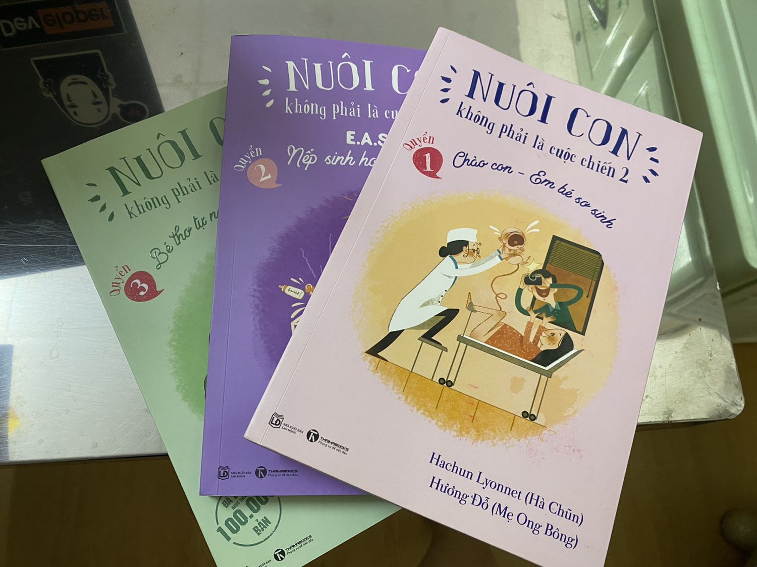 Đây là bộ thứ 2 mình mua, vợ chồng mỗi người sách riêng để dễ note hơn. Sách hướng dẫn phương pháp easy. Nhưng mình vẫn có thể đọc và mix theo cách riêng của mình để giúp bé ăn ngủ tốt hơn. Giúp bé tạo đc nếp sinh hoạt để ba mẹ đỡ vất vả với bé hơn. Ko theo easy vẫn có nhiều điều để học từ sách